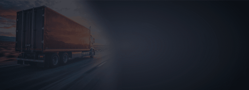 Caminhão Scania com semirreboque na estrada ao pôr do sol, refletindo a jornada de um caminhoneiro.